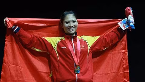 La sportive Hoàng Thi Loan du penkat-silat exprime sa joie en recevant sa médaille d’or. Photo: NDEL.