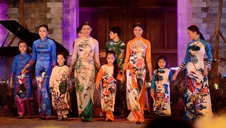 Le concours « Charme des ao dai » organisé dans le cadre de la 4ème fête des ao dai de Hô Chi Minh-ville. Photo: VOV.