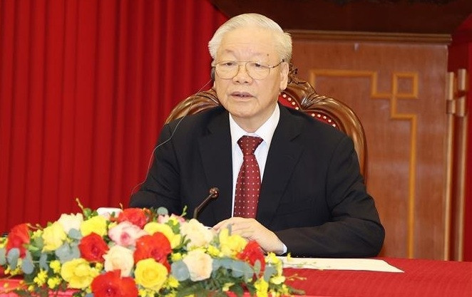 Le Secrétaire général Nguyên Phu Trong lors de son entretien téléphonique avec le Président indonésien, Joko Widodo, le 25 août. Photo : VNA.