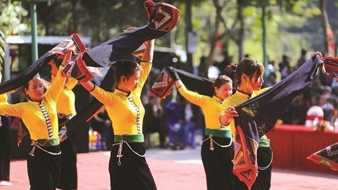 Spectacle culturel typique des Muong dans la province de Hoà Binh. Photo : VNA