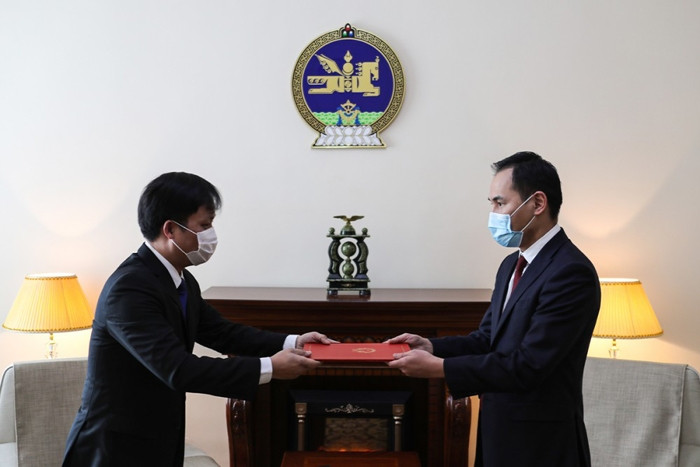 L’ambassadeur du Vietnam en Mongolie, Doan Khanh Tâm, présente les copies figurées des lettres de créance au vice-ministre mongol des AE, B. Munkhjin. Photo : BQT.