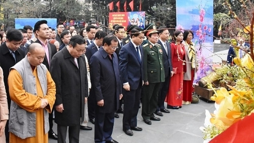 Les dirigeants et anciens dirigeants de Hanoi lors de la cérémonie célébrant le 231e anniversaire de la victoire de Ngoc Hôi - Dong Da. Photo : laodongthudo.vn