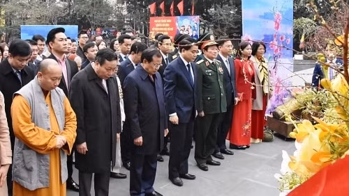 Les dirigeants et anciens dirigeants de Hanoi lors de la cérémonie célébrant le 231e anniversaire de la victoire de Ngoc Hôi - Dong Da. Photo : laodongthudo.vn