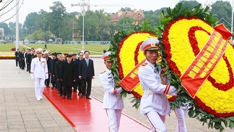 Une délégation du Parti, de l'État et du gouvernement est allée dans la martinée du 3 février, fleurir et rendre un hommage posthume au Président Hô Chi Minh en son mausolée. Photo: VNA.