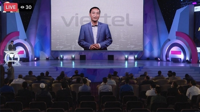 Un représentant du groupe de télécommunications Viettel prend la parole lors de la cérémonie de remise des Prix tenue en ligne. Photo : NDEL.