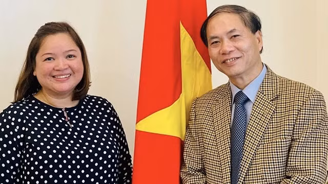 L’ambassadeur vietnamien aux Pays-Bas Pham Viêt Anh (à droite) et Sharon Rayes, représentante en chef de DiplomatTV. Photo: baoquocte.vn