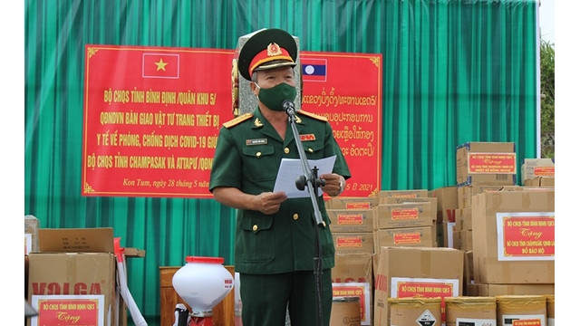 Le commandement militaire de la province de Binh Dinh a remis des équipements médicaux aux province des Champassak et Attapu en mai dernier. Photo : Journal Thoi Dai.