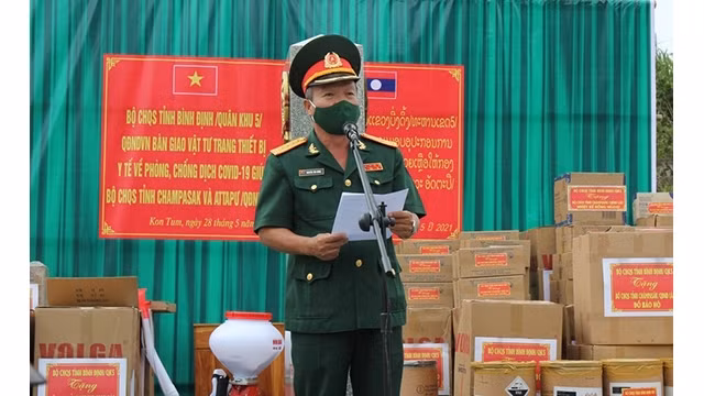 Le commandement militaire de la province de Binh Dinh a remis des équipements médicaux aux province des Champassak et Attapu en mai dernier. Photo : Journal Thoi Dai.