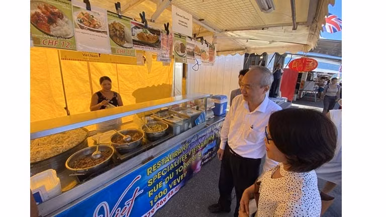 L'ambassadeur du Vietnam en Suisse Phung Thê Long visite le stand du restaurant Maison Viet. Photo: VNA