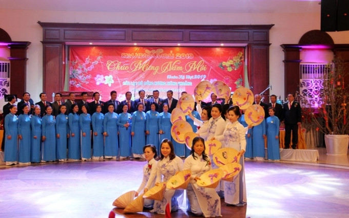 Un numéro de danse avec des chapeaux coniques. Photo : NDEL.