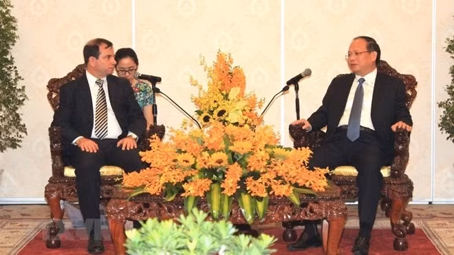 Le secrétaire adjoint du Comité municipal du Parti pour Hô Chi Minh-Ville, Tât Thành Cang (à droite) et le président de l'Institut cubain d'amitié avec les peuples, Fernando Gonzalez Llort. Photo : VNA.