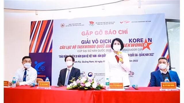 La cheffe adjointe de l'Administration des sports du Vietnam, Lê Thi Hoàng Yên, s'exprime lors du point presse donné le 2 mars à Hanoï. Photo : VNA.