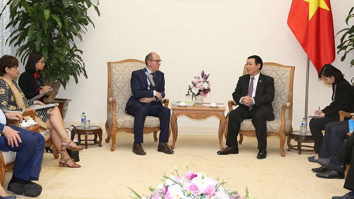 Le Vice-Premier ministre vietnamien Vuong Dinh Huê (à droite), reçoit Johan Vande Lanotte, maire d’Ostende (Belgique). Photo : VGP.
