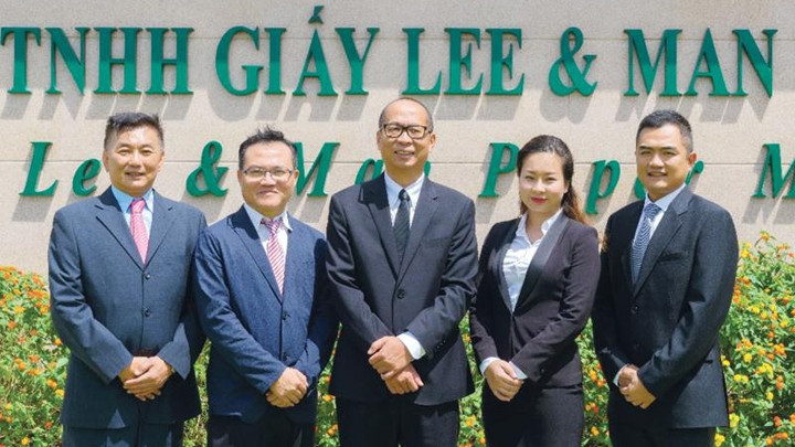 Patrick Chung (au centre) considère la province Hâu Giang (au Sud du Vietnam) comme son deuxième pays natal. Photo : DT.