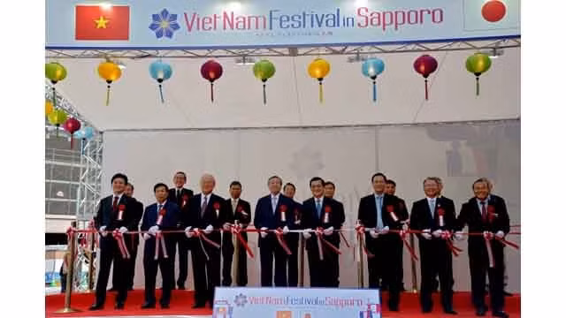 Les délégués coupent la bande d'inauguration de l'événement. Photo : https://baoquocte.vn