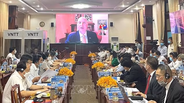 Une vue générale du séminaire en ligne afin de promouvoir les investissements avec les investisseurs américains. Photo: VNA