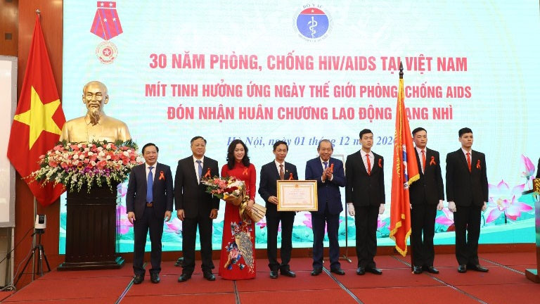 La remise de l’Ordre du travail de 2e classe à des personnes et des collectifs exceptionnels en reconnaissance de leurs contributions importantes à la lutte contre le VIH/SIDA. Photo : moh.gov.vn