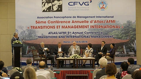 Les participants partagent leurs expériences sur les problématiques d’intégration et d’internationalisation. Photo: Duy Khanh/NDEL.