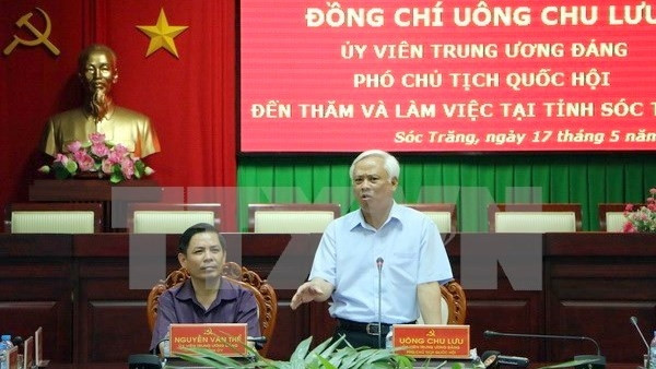 Le vice-président de l'AN, Uông Chu Luu (debout), lors d'une séance de travail avec des responsables de Soc Trang. Photo: VNA.
