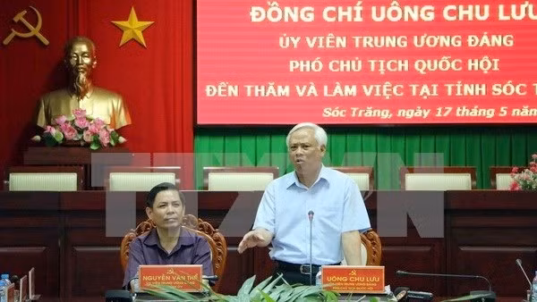Le vice-président de l'AN, Uông Chu Luu (debout), lors d'une séance de travail avec des responsables de Soc Trang. Photo: VNA.