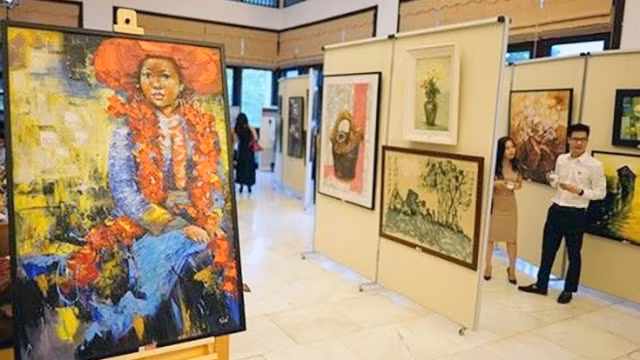 Plus de 100 œuvres d'art exposées lors de l'événement. Photo : NDEL.
