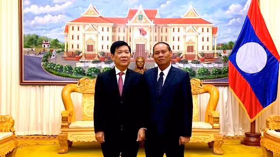 Le vice-ministre vietnamien de la Sécurité publique Nguyên Van Son (à gauche) et le ministre laotien de la Sécurité publique Vilay Lakhamphong, le 12 décembre à Vientiane. Photo: CAND.