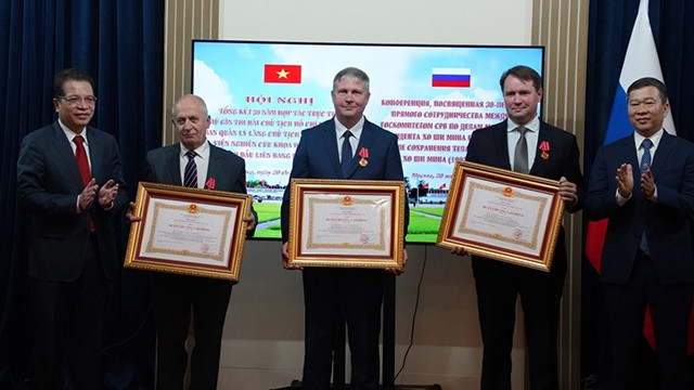 Remise de l’Orde de l'Amitié de l’État vietnamien à des experts russes. Photo : VOV.