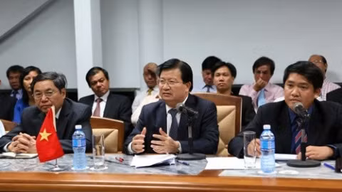 Le ministre vietnamien de la Construction, Trinh Dinh Dung, président du sous-comité de coopération Vietnam-Cuba, prononce un discours d'ouverture. Photo: VOV.