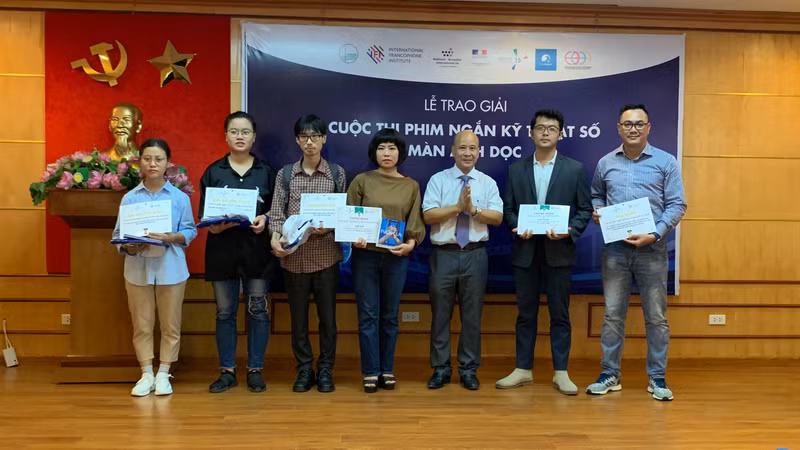 Le directeur de l’IFI Ngô Tu Lâp (3e à droite) et les auteurs récompensés.