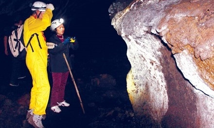 Plusieurs vestiges et objets préhistoriques dans des grottes volcaniques du district de Krông Nô, ont été découverts par des spéléologues. Photo: CVN. 