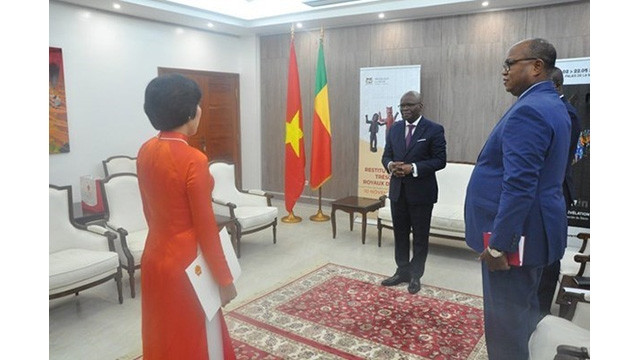 L'ambassadrice du Vietnam au Maroc et au Bénin, Dang Thi Thu Hà, présente une copie de la lettre de créance du Président du vietnam, Nguyên Xuân Phuc, au ministre des Affaires étrangères béninois, Aurélien Agbenonci. Photo : baoquocte.vn 