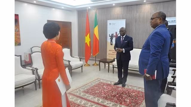 L'ambassadrice du Vietnam au Maroc et au Bénin, Dang Thi Thu Hà, présente une copie de la lettre de créance du Président du vietnam, Nguyên Xuân Phuc, au ministre des Affaires étrangères béninois, Aurélien Agbenonci. Photo : baoquocte.vn 