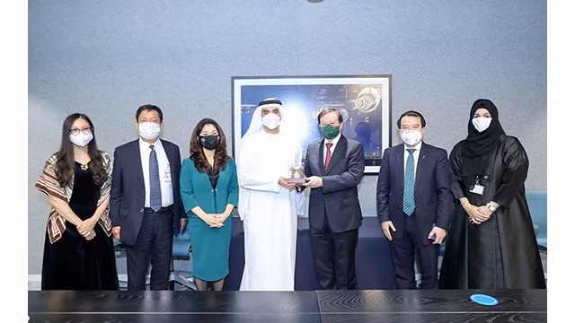 Le vice-ministre vietnamien de la Culture, des Sports et du Tourisme, Ta Quang Dông, et le directeur général Ahmed Khalifa Alfalasi et les délégués à la réunion. Photo : BTC.
