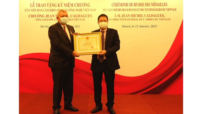 L’ancien directeur général d’Airbus Vietnam, Jean-Michel Caldagues (à gauche) lors de la cérémonie de remise de la médaille de l’Académie des sciences et technologies du Vietnam. Photo : NDEL.