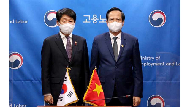 Le ministre du Travail, des Invalides de guerre et des Affaires sociales, Dào Ngoc Dung (à droite) et son homologue sud-coréen, An Kyung Duk. Photo: Molisa