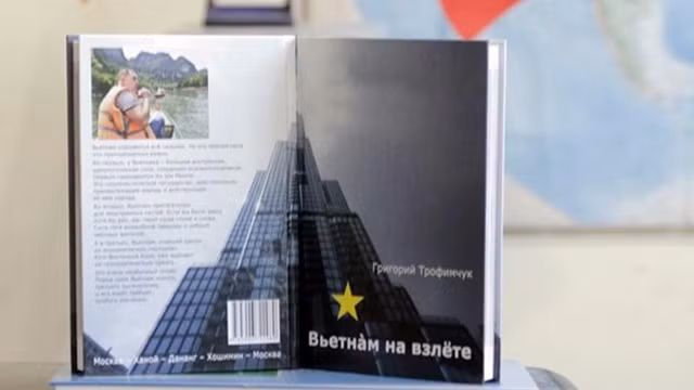 Le livre « Le Vietnam prend son envol » de Grigory Trofimchuk. Photo : VNA.