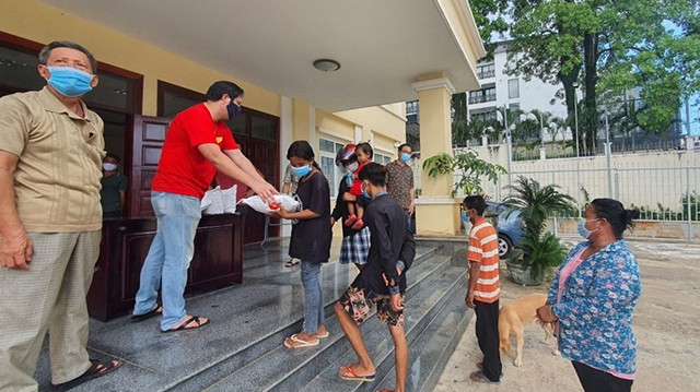 Des produits de première nécessité offerts à des Cambodgiens d’origine vietnamienne pauvres à Preah Sihanouk. Photo : thoidai.com.vn.