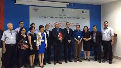 Paul Jansen (6e à droite) fait une photo de famille avec les participants du colloque, le 10 septembre à Hanoï. Photo : Vân Anh/CVN 