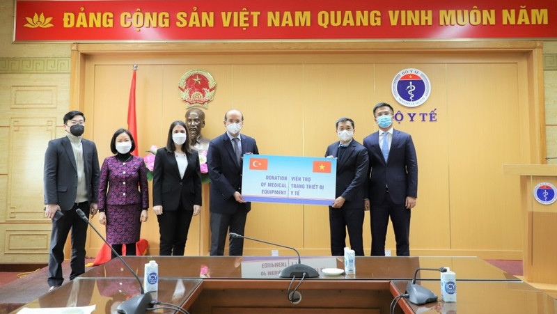 Lors de la cérémonie de remise du matériel médical au service de la prévention et le contrôle de l’épidémie de Covid-19 fourni par le gouvernement turc. Photo: thoidai.com.vn
