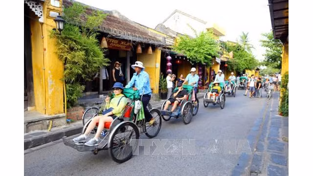 Les visiteurs dans l’ancien quartier de Hôi An. Photo: Anh Tuân/NDEL.
