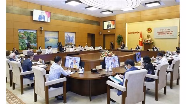 Le président de l'Assemblée nationale Vuong Dinh Hue préside une consultation avec des experts sur le développement socio-économique le 27 septembre. Photo: VNA