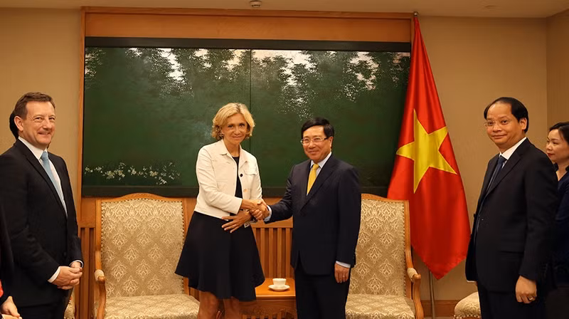 Le Vice-PM Pham Binh Minh (centre, à droite) reçoit la présidente de la région Île-de-France, Valérie Pécresse, le 16 juillet à Hanoi. Photo : VGP.
