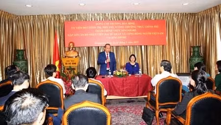 Rencontre entre le Vice-PM vietnamien Truong Hoa Binh et le personnel de l’Ambassade du Vietnam à Singapour. Photo : VGP.