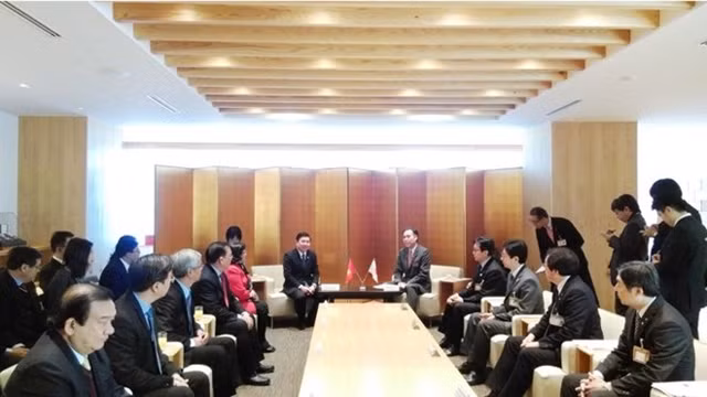 La délégation de Hô Chi Minh-Ville est reçue par le gouverneur de la préfecture japonaise de Nagano, Shuichi Abe. Photo: VNA.