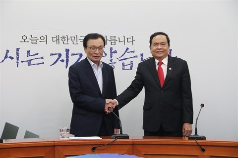 Le président du Front de la Patrie du Vietnam, Trân Thanh Mân (droite), et le président du Parti démocratique, Lee Hae Chan. Photo : VNA