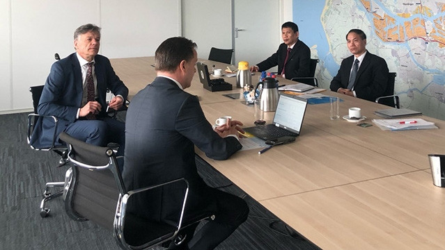 L’ambassadeur Pham Viêt Anh travaille avec le Centre néerlandais des opérations portuaires de Rotterdam. Photo : L'Ambassade du Vietnam aux Pays-Bas.