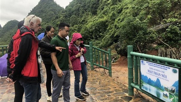 Des experts du Réseau des géoparcs mondiaux de l'UNESCO visitent le géoparc mondial Non nuoc Cao Bang. Photo : VNA.