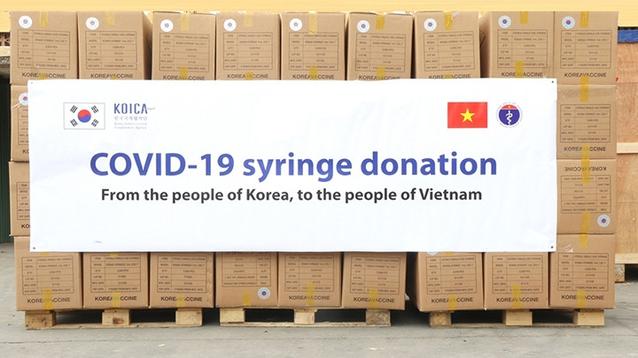 La KOICA offre au Vietnam 6,3 millions d’aiguilles et de seringues médicales jetables. Photo : KOICA/QDND