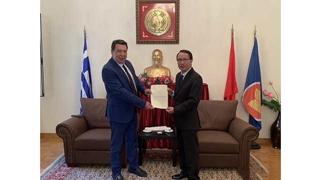 L'ambassadeur Nguyên Manh Cuong présente la décision de nommer un consul honoraire au Pirée en Grèce à Gavriil Petridis . Photo : Ambassade du Vietnam en Grèce.