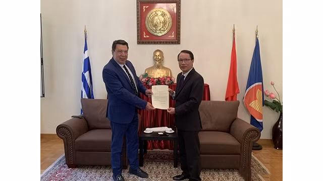 L'ambassadeur Nguyên Manh Cuong présente la décision de nommer un consul honoraire au Pirée en Grèce à Gavriil Petridis . Photo : Ambassade du Vietnam en Grèce.